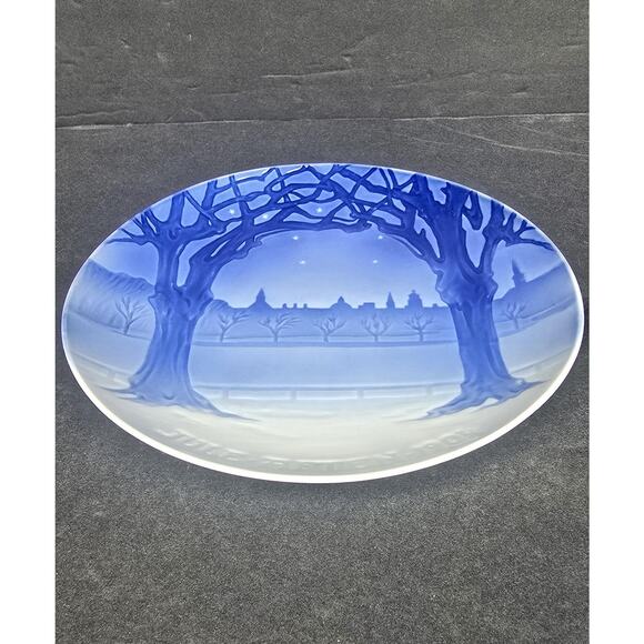 Vintage Bing & Grondahl Christmas Plate Jule Aften 1904 B&G 357 Porcelain Blue - Picture 2 of 5